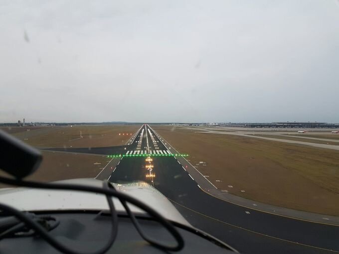 Überflug Flughafen BER mit Blick auf die Runways/Terminals